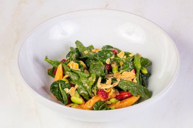 Meyve salatası mushmulla ve otlar