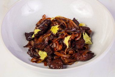 Soba ile sığır eti ve kereviz yaprakları