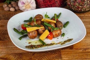 Mısır, domates ve otlar ile lezzetli bebek patates