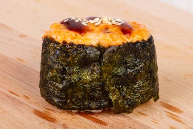 Gunkan suşi ile baharatlı yılan balığı