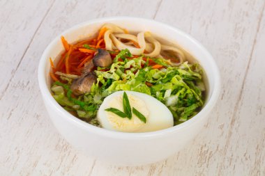 Asya geleneksel Ramen çorba, yumurta