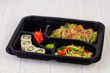 Rulo, şehriye ve et ile bento