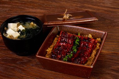 Pirinç ve miso çorbası ile kavrulmuş yılan balığı