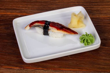 Yılan balığı ile geleneksel Japon Suşi