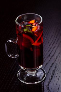 Meyve ile lezzetli mulled şarap