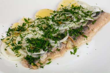 Soğan ve otlar ile lezzetli Norveç ringa balığı