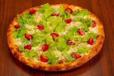 Pizza Sezar tavuk ve salata ile