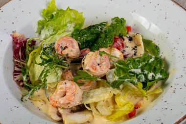 Salata karides ve sos ile