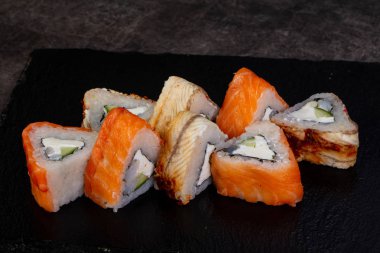 Yılan balığı ile Japon geleneksel rulo