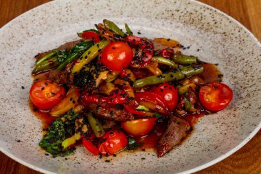 Domates ve otlar ile sığır eti