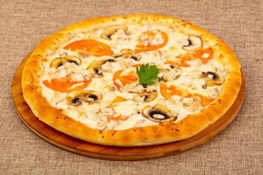 Mantar, peynir ve domates Pizza