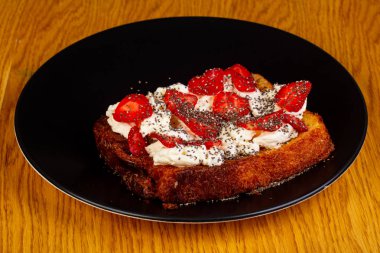 Tatlı tatlı çilek ve peynirli çörek