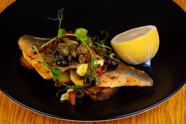 Dorada fileto otlar ve limon ile