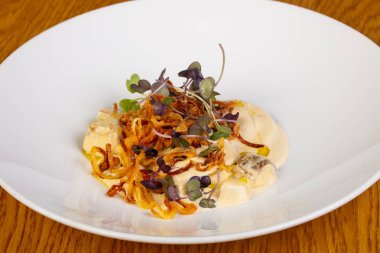 Ravioli tavşan ve sos ile