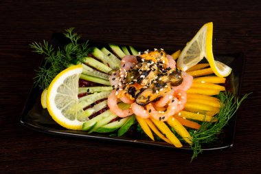 Midye ve karides sebze salatası