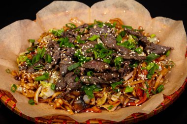 Asya mutfağı - Fried noodle ile sığır eti