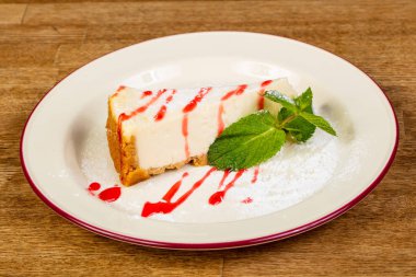 Nane yaprakları ile klasik cheesecake