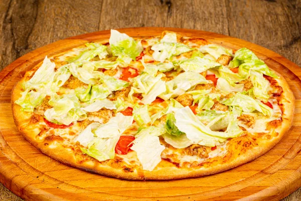 Pizza Caesar with chicken and salad