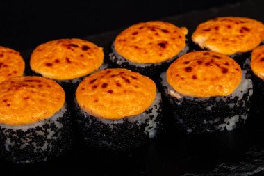 Soslu pişmiş Japon rulo