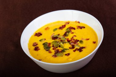 Jambonlu balkabağı kremalı çorba.