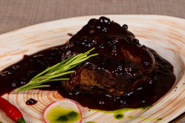 Biber soslu dana biftek pişmiş