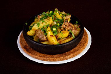 Kavrulmuş domuz patates tava ile