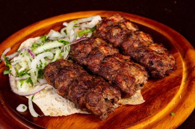 Izgara domuz Kebap köfte soğan hizmet