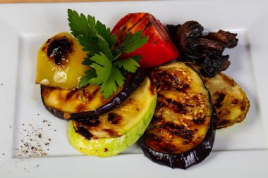 Izgara sebze yığın plaka