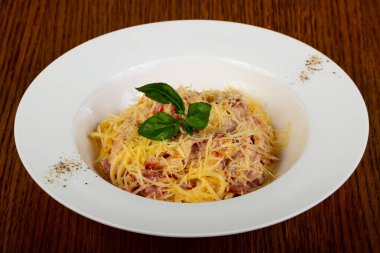 Makarna spagetti Carbonara fesleğen yaprakları servis