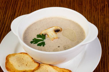 Kremalı mantar çorbası ile petrol