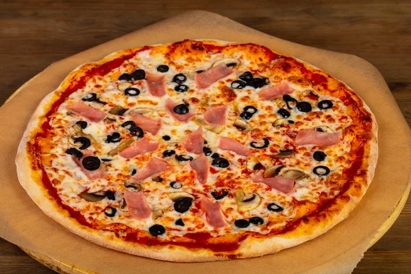 Пицца Ветчиной Сыром Грибами — стоковое фото