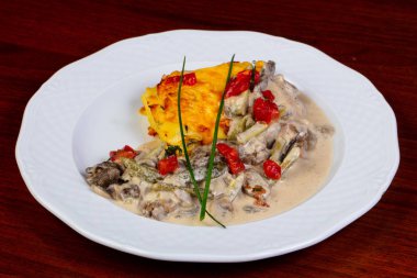 Beefstroganoff salatalık turşusu ve hizmet yeşil soğan ile