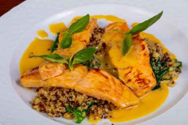 Soslu ızgara somon bifteği.