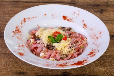 jambon ve mantar ile makarna