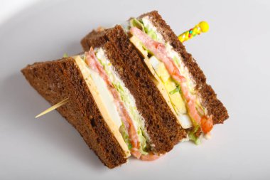 Club sandviç et, peynir ve sebze ile