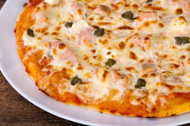 Somon ve Kapari yumuşak peynirli pizza