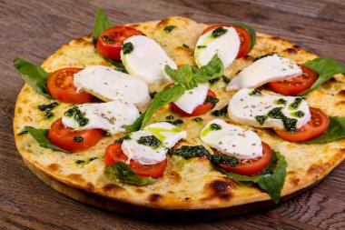 Pizza Caprese fesleğen ve mozarella