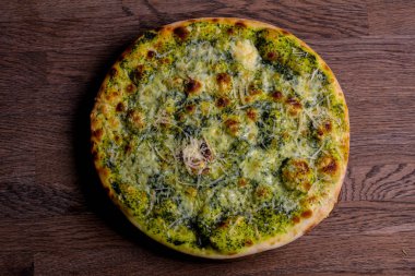 Pesto ve peynirli pizza