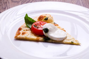 Pizza Caprese fesleğen ve mozarella