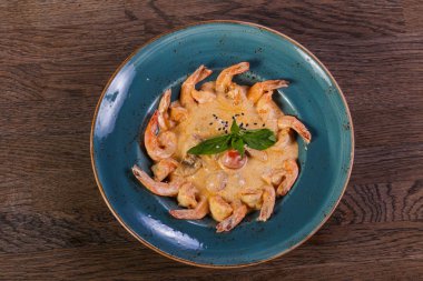 Fesleğen yaprakları servis soslu karides kokteyl