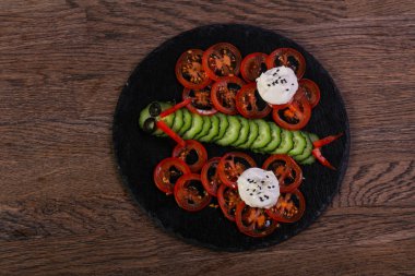 Çocuklar salata domates, salatalık ve krema ile