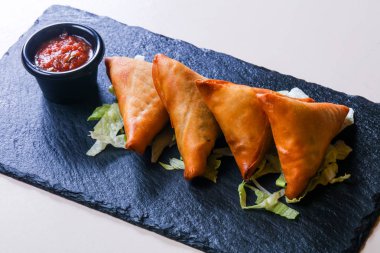 Soslu sıcak et hamur işleri