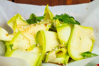 Sesam tohumları ile Vietnam kabak salatası