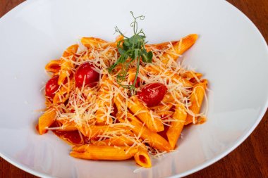 Lezzetli penne makarna domates ile