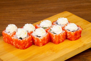 Lezzetli umi krem peynir ile üst alır.