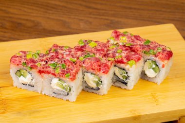 Lezzetli baharatlı ton balığı ile krem peynir rulo