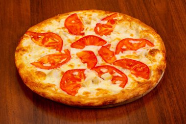 Tavuk, peynir ve domates Pizza