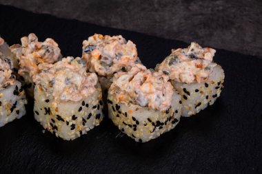 Japon baharatlı suşi ve rulolar