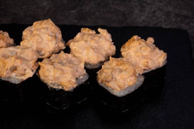 Japon baharatlı suşi ve rulolar