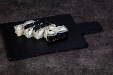 Karides ile Japon geleneksel rulo